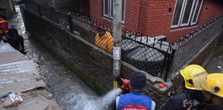 दमकल नजाने गल्लीमा ड्राइराइजर राखेर आगलागीका समयमा पानी प्राप्त गर्ने प्रणाली स्थापना गर्दै काठमाडौँ महानगर