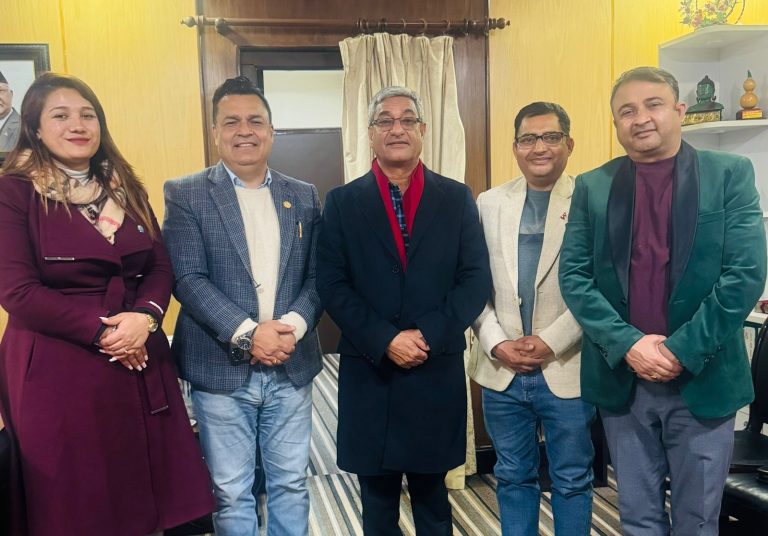 ‘गैरआवासीय नेपालीलाई नेपाल आउदा भिसा नचाहिने कानून बनाउँछौँ ‘ गृहमन्त्री लेखक