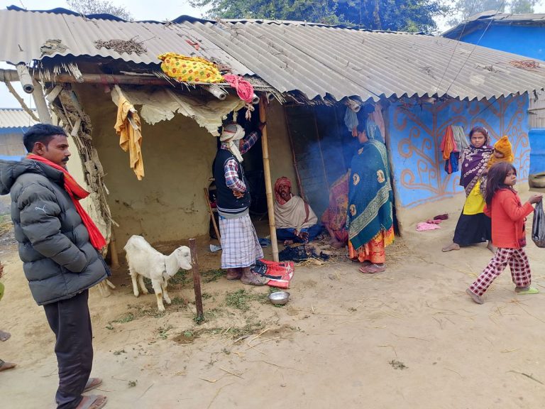 जाडाेमा न्यानाे कपडा नहुदा २ सय बालबालिकाले छाडे बिद्यालय