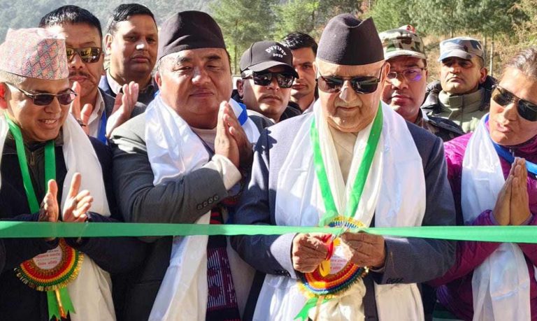लुक्ला नजिकै पुग्यो सडक, प्रधानमन्त्रीले गरे उद्घाटन