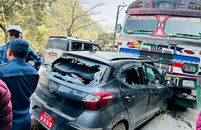 इच्छाकामना गाउँपालिकाकाे पानीधारामा ट्रक र कार ठोक्कियाे,एक  महिला घाइते