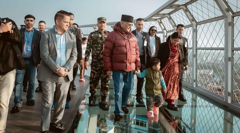 प्रजातन्त्र दिवसको बिदामा ‘स्काईवाक टावर’ चढे प्रधानमन्त्री
