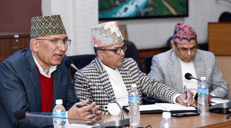 ‘सेवा प्रवाह प्रभावकारी बनाउन प्रविधिमा जोड गरौं’