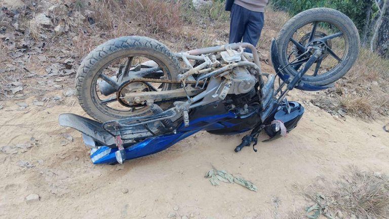 गुल्मी, मालिकामा सरकारी मोटसाइकल दुई सातादेखि सडकमै उत्तानो, कसले छाड्यो ?