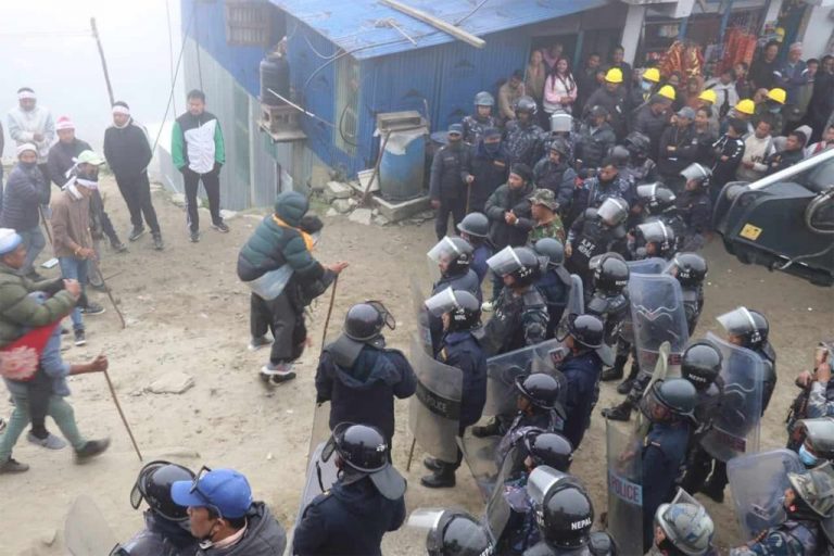 परिस्थिति काबुबाहिर गएपछि फुङलिङ बजारमा कर्फ्यू