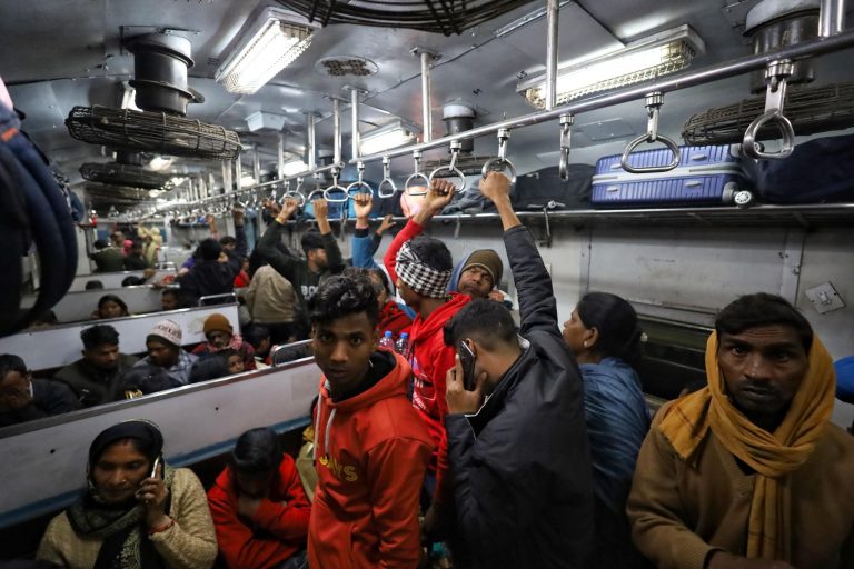 भारतको राजधानी नयाँ दिल्लीमा रेल्वे स्टेशनमा भागदौड, कम्तिमा १८ जनाको मृत्यु