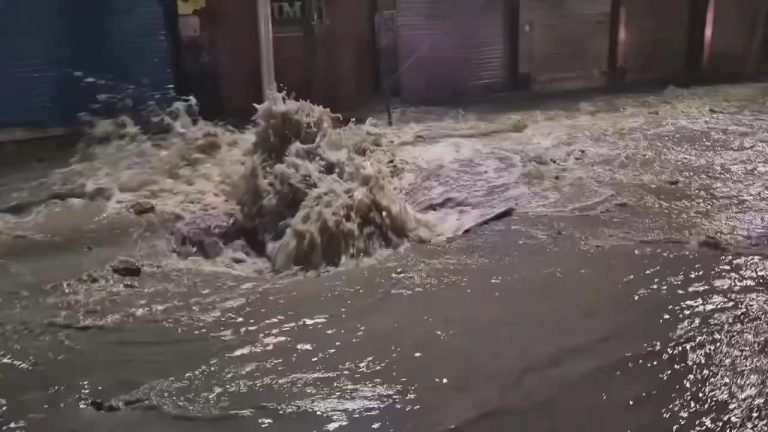 थापाथलीमा मेलम्ची खानेपानीको पाइप फुट्याे