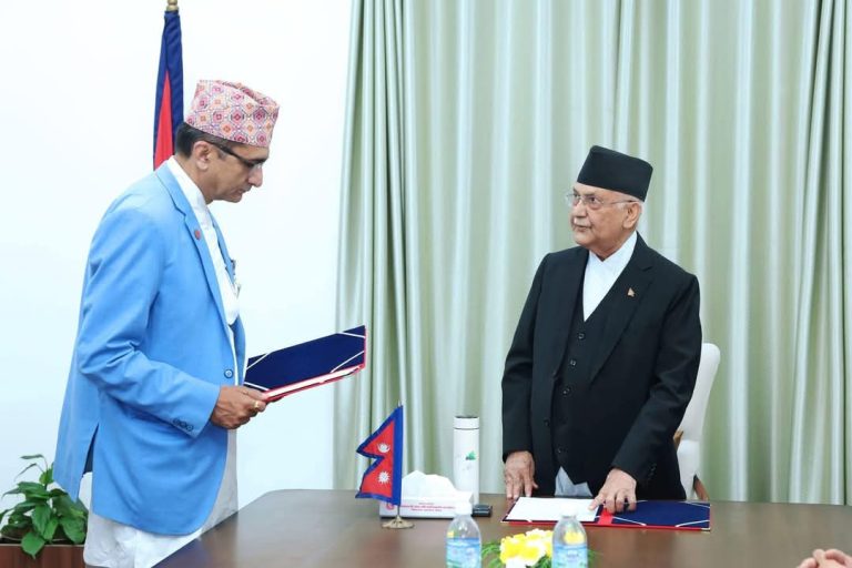 काठमाडौं विश्वविद्यालयका नवनियुक्त उपकुुलपतिले लिए शपथ