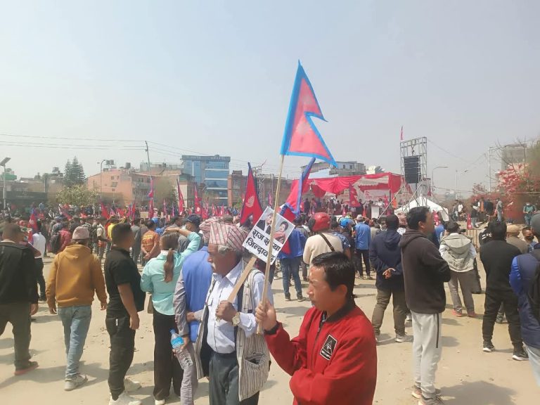 काठमाडौंको तिनकुनेमा राजावादी समूहसँग प्रहरीबीच झडप