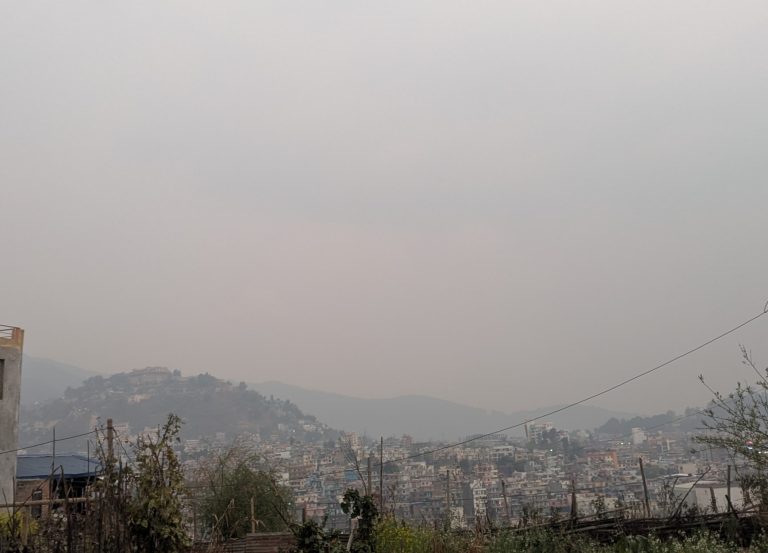 प्रतिकूल मौसमका कारण आकाशमा हाेल्ड भए जहाज