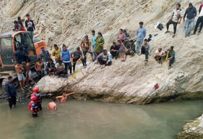 सिस्नेरीमा पौडी खेल्दा डुबेर तीन बालकको मृत्यु