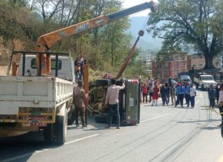 भक्तपुरमा तीव्र गतिको गाडी अनियन्त्रित भई सडकमै पल्टिएपछि..