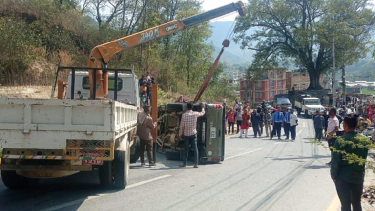 भक्तपुरमा तीव्र गतिको गाडी अनियन्त्रित भई सडकमै पल्टिएपछि..