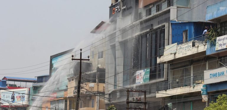 इटहरीको सेन्टर प्लाजामा लागेको आगो नियन्त्रणमा