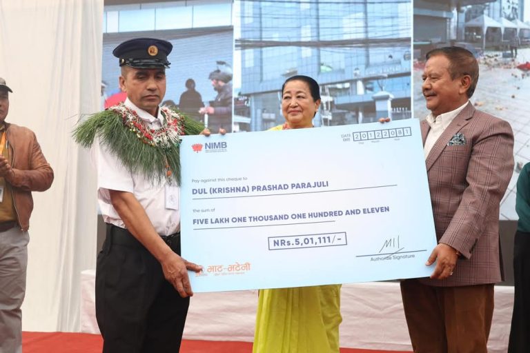 लुटपाटमा प्रतिकार गर्ने सुरक्षा गार्डलाई भाटभटेनीले गर्याे सम्मान
