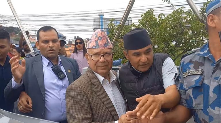 आन्दोलनमा ऐक्यबद्धता जनाउन पुगेका माधव र झलनाथलाई शिक्षकले भने’यहाँ आउन पर्दैन’