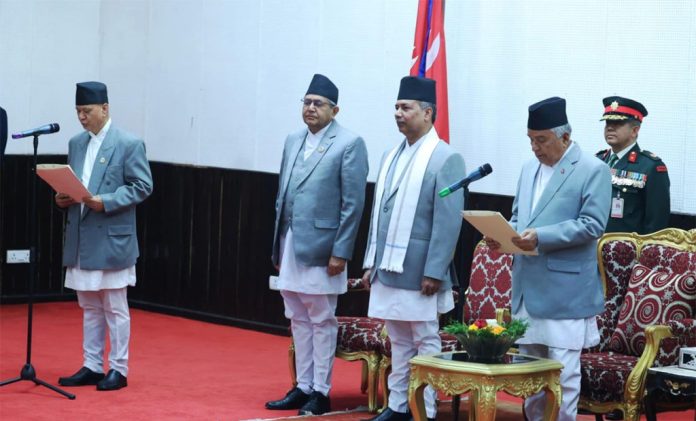 Shikhsa-mantri-raghuji-apnta-take-oath-1024x620