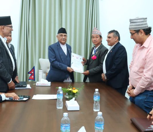 प्रधानमन्त्रीले हर्क साम्पाङलाई भने ‘खानेपानीको प्रक्रिया अघि बढ्यो, धरानबासीलाई सुनाइदिनूहाेला’