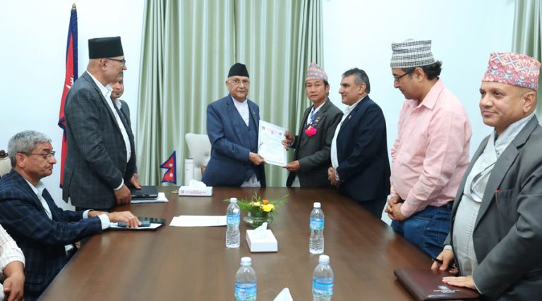 प्रधानमन्त्रीले हर्क साम्पाङलाई भने ‘खानेपानीको प्रक्रिया अघि बढ्यो, धरानबासीलाई सुनाइदिनूहाेला’