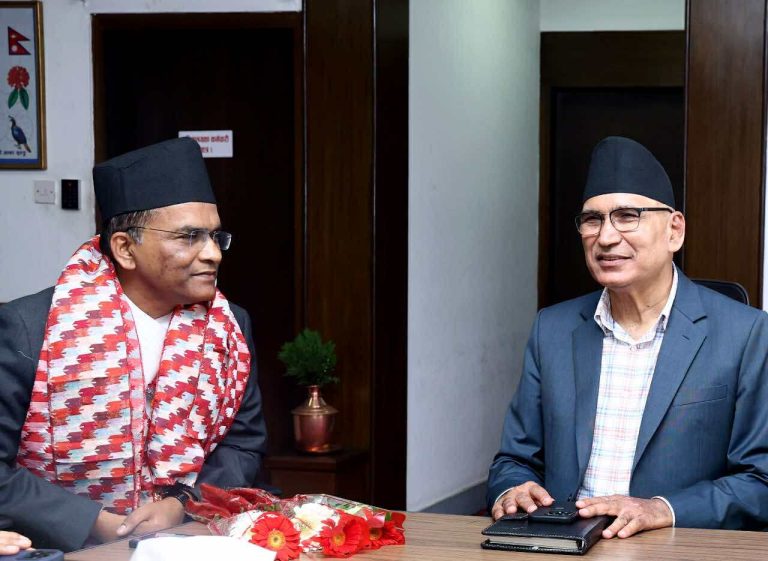 अर्थमन्त्री र नवनियुक्त गभर्नर पौडेलबीच भेटघाट