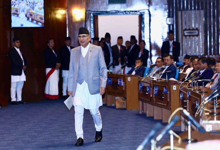 अर्थमन्त्री विष्णुप्रसाद पौडेलले संसदमा पेश गरे आर्थिक सर्वेक्षण