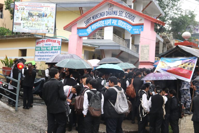 कक्षा १२ को परीक्षा सुरु, मोवाइल र स्मार्टवाच लैजान निषेध