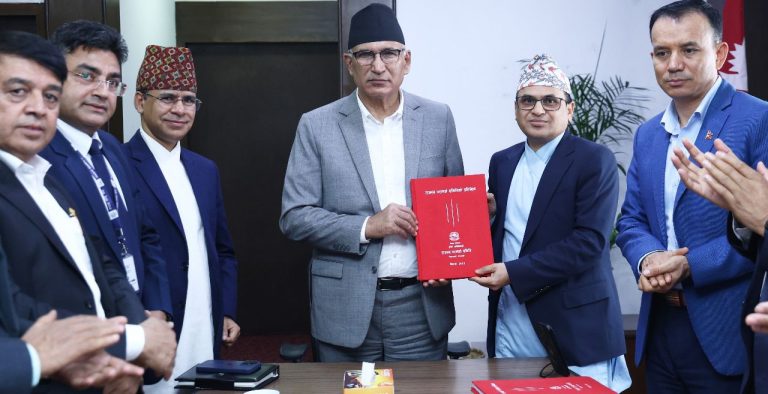 राजस्व परामर्श समितिद्वारा अर्थमन्त्री समक्ष प्रतिवेदन पेश, सबै प्रकारका आर्थिक क्रियाकलापलाई कर प्रणालीमा समेट्न सुझाव