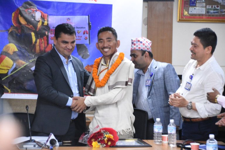 मृगौला प्रत्यारोपणपश्चात सगरमाथा आरोहण गरेका पेम्बा शेर्पालाई स्वास्थ्यमन्त्री पौडेलको सम्मान