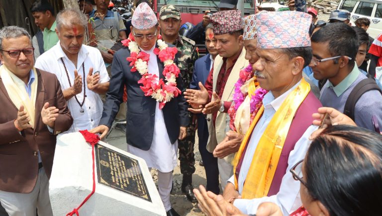 स्व.मनमोहन अधिकारीले शिलान्यास गरेको महुरे–फोक्सिङटार सडक ३१ वर्षपछि कालोपत्र हुँदै