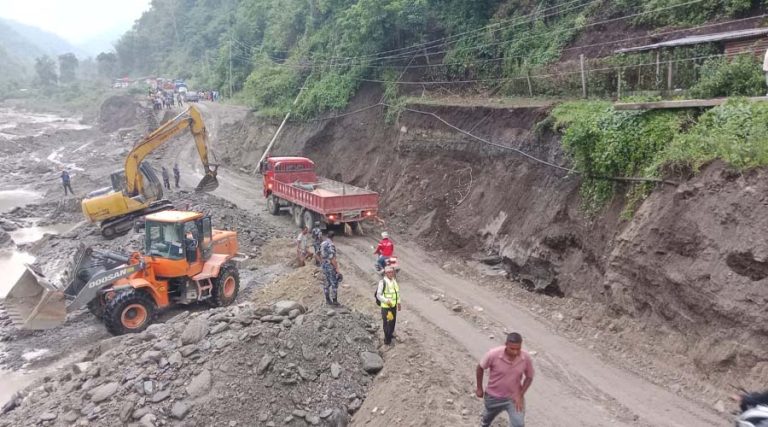 कोशी लोकमार्ग मर्मतपछि एकर्फी खुल्यो