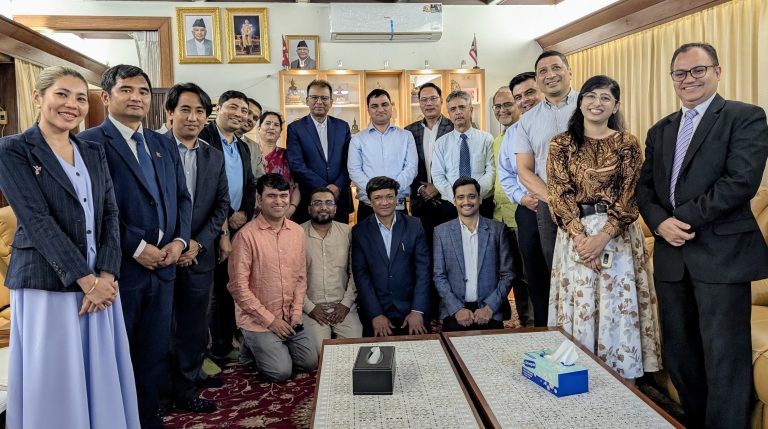 थाइल्याण्डमा क्रियाशील नेपाली स्वास्थ्यकर्मीसँग मन्त्री पौडेलको भेट