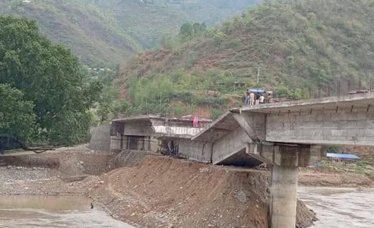 सञ्चालनमा आउनु  अगावै दोस्राे पटक भाँचियाे निर्माणाधिन पुल