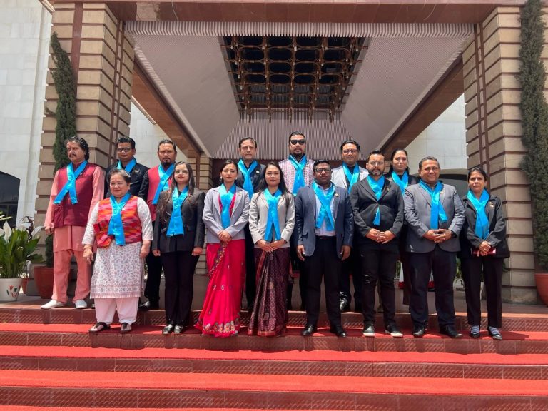 निलो रिबन लगाएर पुगे रास्वपा सांसद,  निष्कासन गर्न कांग्रेसको माग