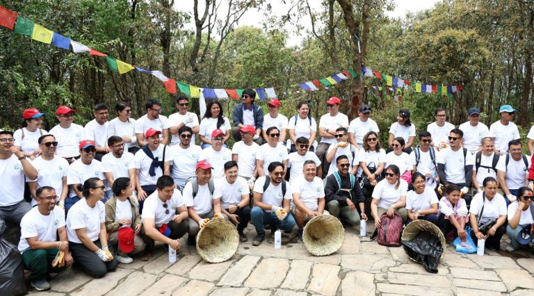 ग्लोबल आइएमई बैंकद्वारा विश्व वातावरण दिवसमा प्लाष्टिक फोहोर संकलनसहित हाइकिङ कार्यक्रम आयोजना