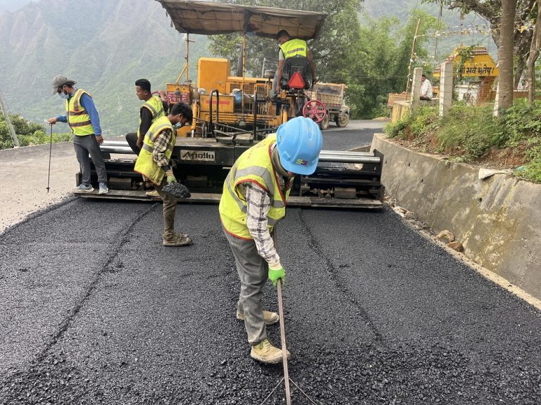 रिडी–तम्घास सडक कालोपत्र गरिँदै