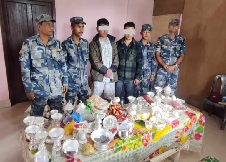 सुन र चाँदीको जलप लगाएका गहनासहित २ भारतीय  पक्राउ