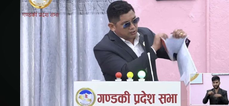 गण्डकी प्रदेश सांसद रेशम जुग्जालीले रोष्ट्रममै च्याते बजेट पुस्तिका
