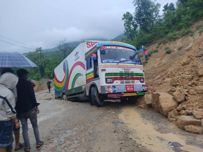 दाउन्नेमा आज पनि सवारीको लामो जाम, अत्यावश्यकबाहेक यात्रा नगर्न आग्रह