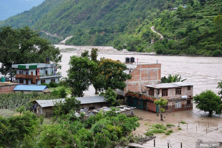 दोलालघाटमा सतर्कता अपनाउन आग्रह गर्दै माइकिङ