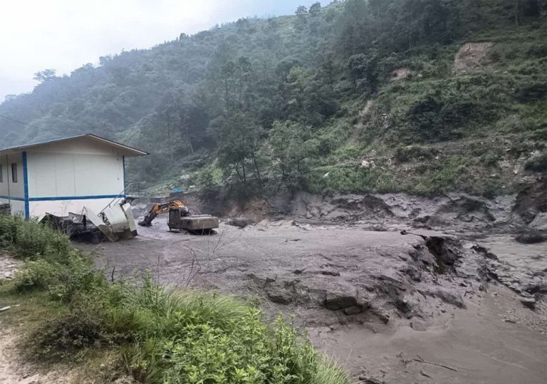 त्रिशूली नदीमा आएको बाढीले २ सय मेगावाट विद्युत् उत्पादन बन्द