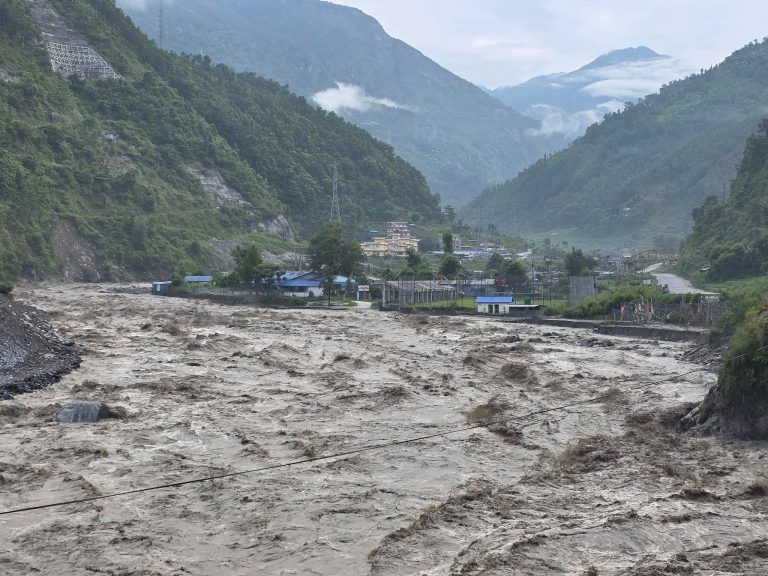 भोटेकोसीमा भीषण बाढी, सतर्क रहन आग्रह