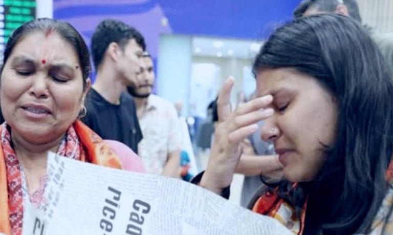 इजरायल पुगेर रिहाइको माग गर्दै विपिन जोशीकी आमा  र बहिनी