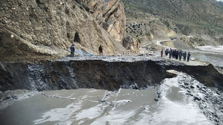 लेदोसहतिको पहिरोले जोमसोम कोरला सडकखण्ड अवरुद्ध
