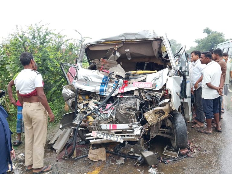सुनसरीमा दुई सवारी साधन ठोक्किंदा तीन जनाको मृत्यु