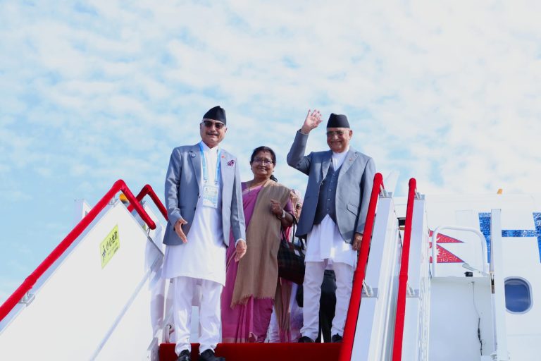 चीन पुगे प्रधानमन्त्री ओली, राष्ट्रपति सी चिनफिङसँग आजै भेटवार्ता
