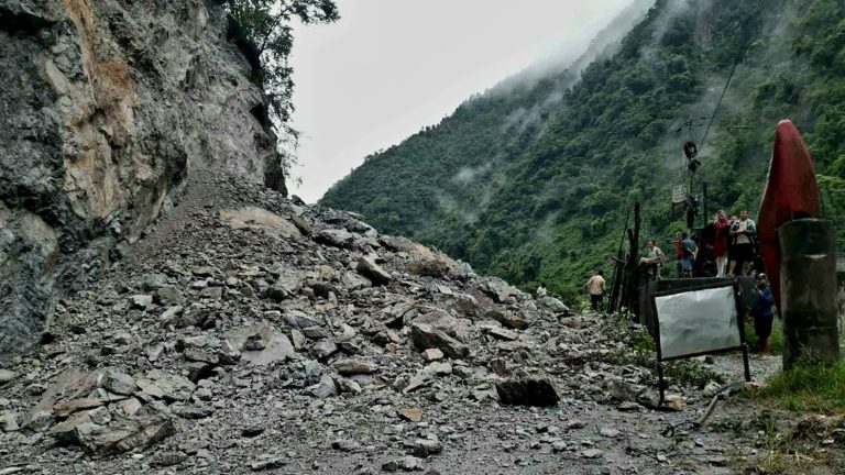 बेनिघाटको बाँदरेमा सुख्खा पहिरो, सडक अवरुद्ध