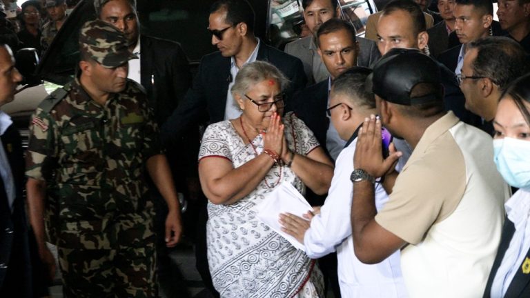 प्रधानमन्त्रीले विभिन्न अस्पताल पुगेर घाइतेको स्वास्थ्यबारे लिइन् जानकारी