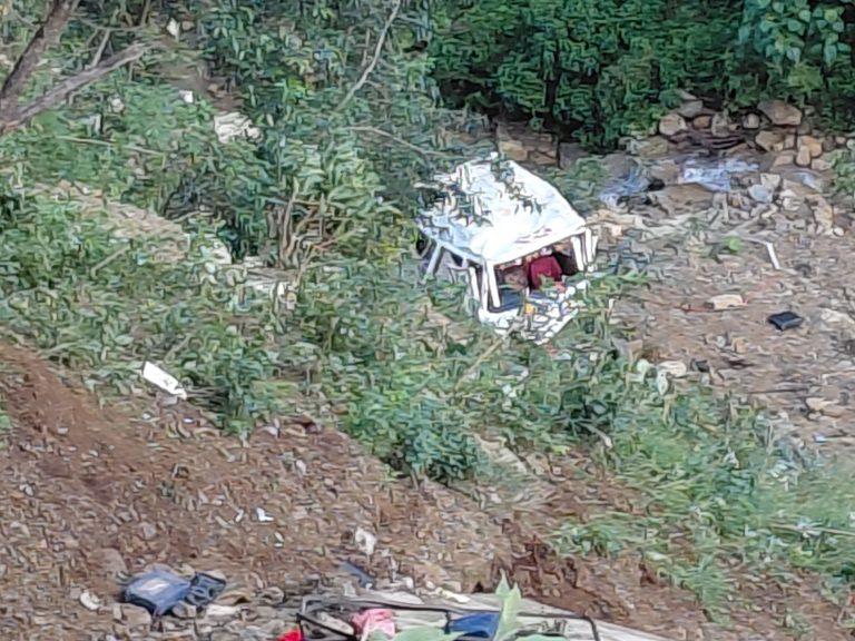 कपुरकोटमा माइक्रोबस दुर्घटनाः तीनजनाको मृत्यु