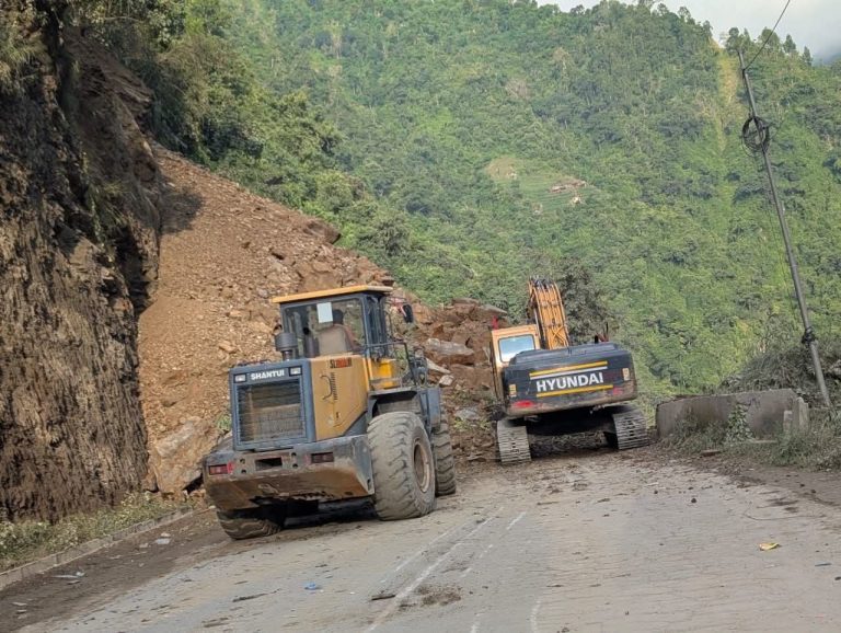 ट्रक यातायात व्यवसायी महासंघले गर्याे नारायणगढ –मुग्लिन सडककाे दिगाे समाधानको माग