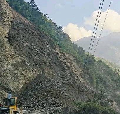 पहिरोका कारण देशका पाँच राजमार्ग पूर्ण रूपमा अवरुद्ध